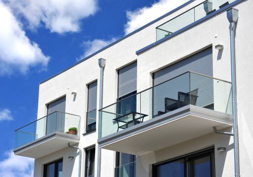 Moderne Balkone, verglast mit Metall-Geländer an Neubau-Hausfro